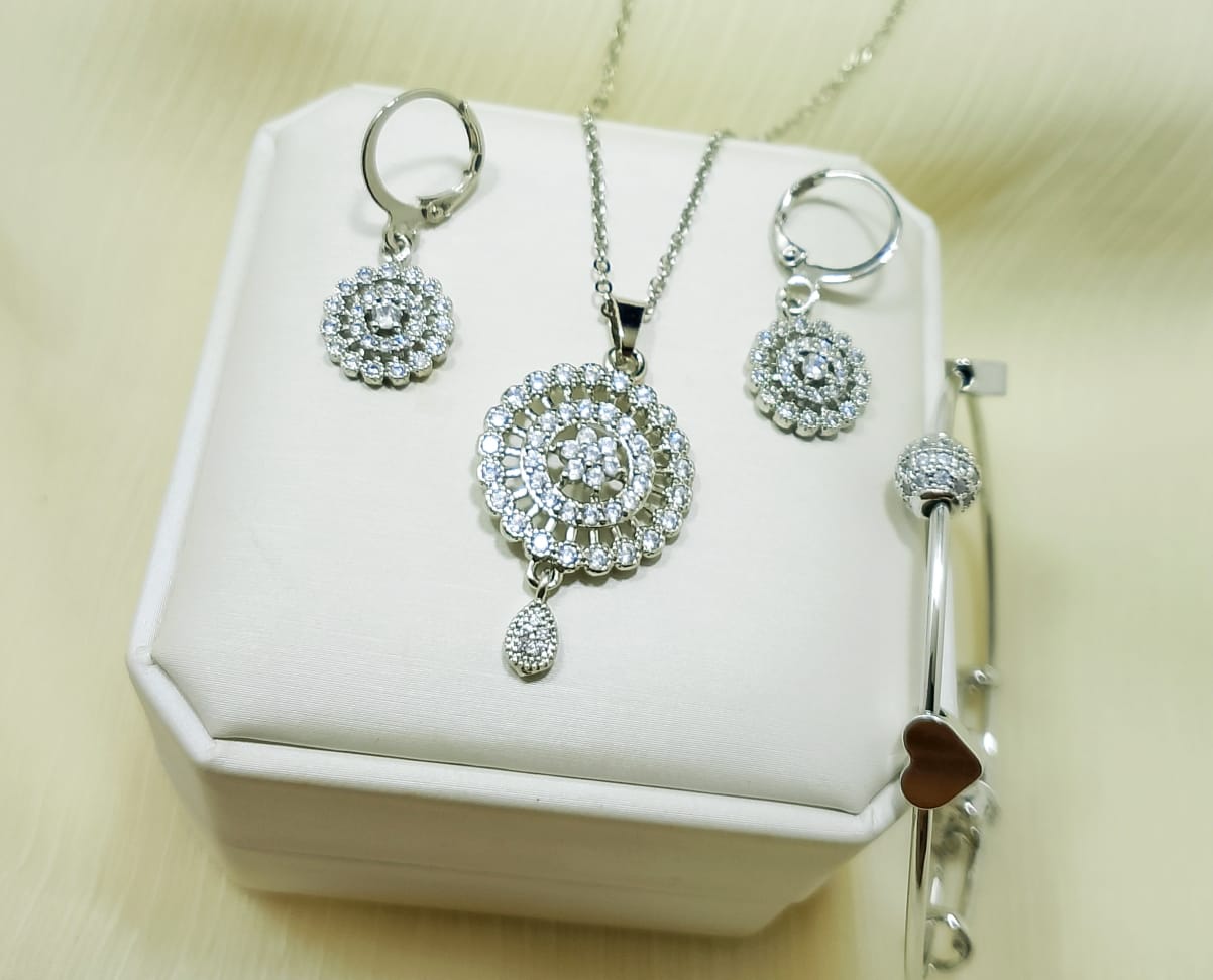 RUSSMA  BRAND LOCKET SET